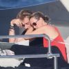 Pause tendresse pour Johnny et Laeticia Hallyday à bord d'un yacht, à Saint-Jean-Cap-Ferrat, le 21 juillet 2012.