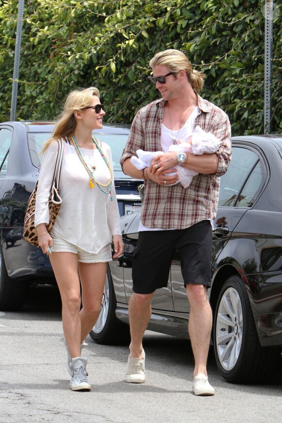 Chris Hemsworth et Elsa Pataky, époux amoureux et heureux parents de la petite et encore sage India. Santa Monica, le 22 juillet 2012.