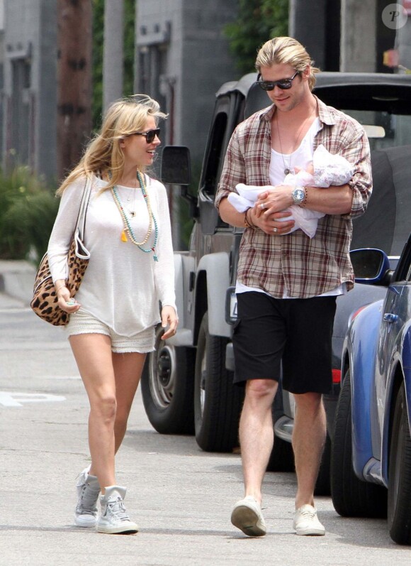 Chris Hemsworth, Elsa Pataky et leur fille India à Santa Monica. Le 22 juillet 2012.