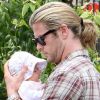 Chris Hemsworth et sa fille India à Santa Monica. Le 22 juillet 2012.