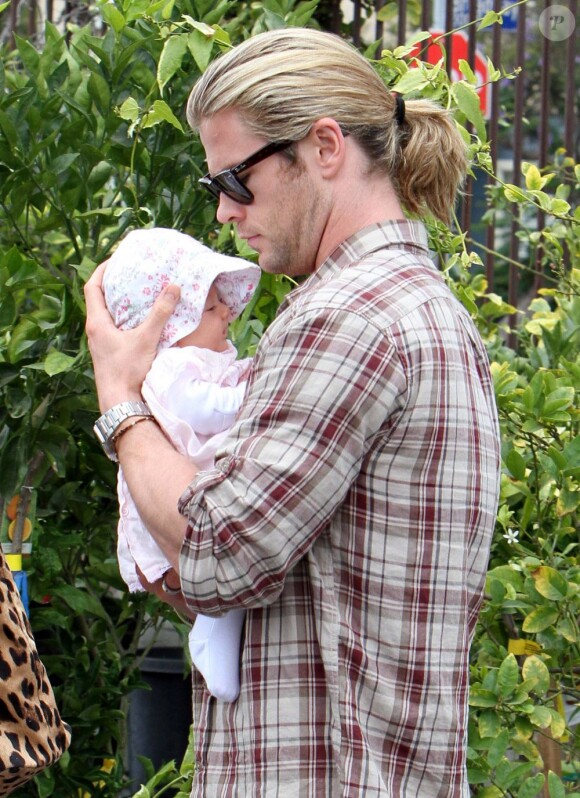 Chris Hemsworth et sa fille India à Santa Monica. Le 22 juillet 2012.