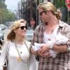 Chris Hemsworth et Elsa Pataky, souriants sous le soleil de Santa Monica avec leur fille India. Le 22 juillet 2012.