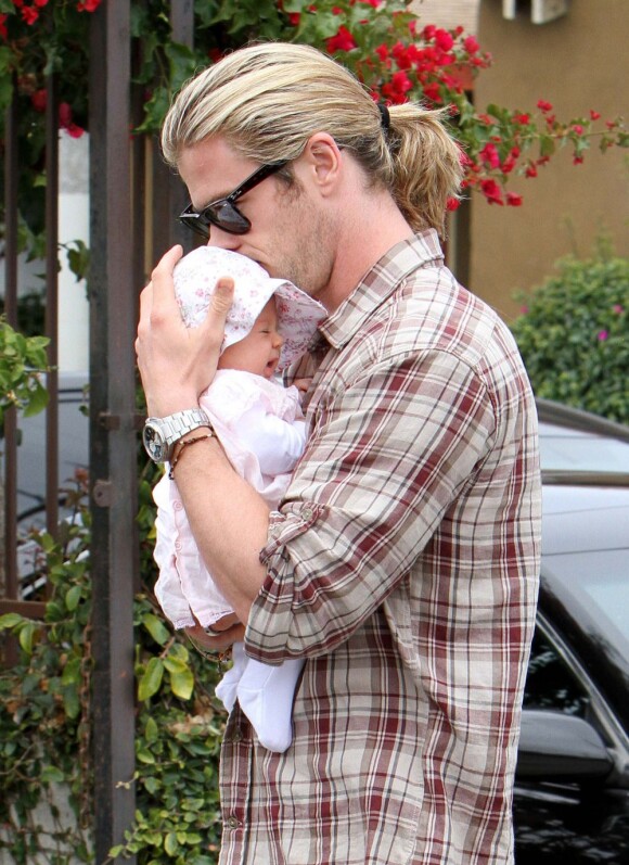 Chris Hemsworth attentionné avec sa fille India, blottie contre lui. Santa Monica, le 22 juillet 2012.