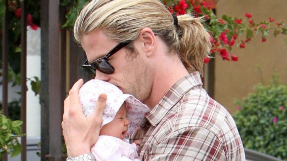 Chris Hemsworth pouponne sous les yeux de sa femme Elsa Pataky, ravie