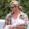 Quelques heures avant d'être récompensé aux Teen Choice Awards, Chris Hemsworth était surpris à Santa Monica avec sa fille India dans les bras. Le 22 juillet 2012.