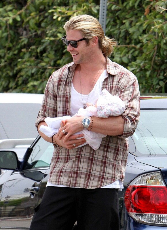 Quelques heures avant d'être récompensé aux Teen Choice Awards, Chris Hemsworth était surpris à Santa Monica avec sa fille India dans les bras. Le 22 juillet 2012.