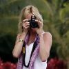 Melanie Griffith prend les photographes à leur propre jeu le 22 juillet 2012 à Kauai à Hawaï