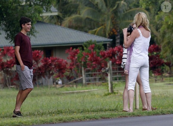 Melanie Griffith et sa fille Stella ont fait une halte pour une séance photo le 22 juillet 2012 à Kauai à Hawaï