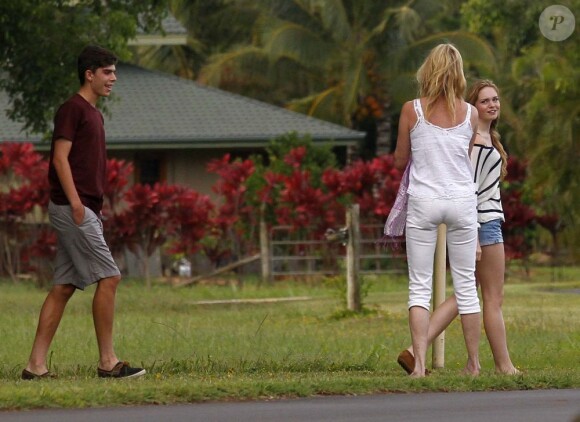 Melanie Griffith et sa fille Stella surprises en pleine séance photo le 22 juillet 2012 à Kauai à Hawaï