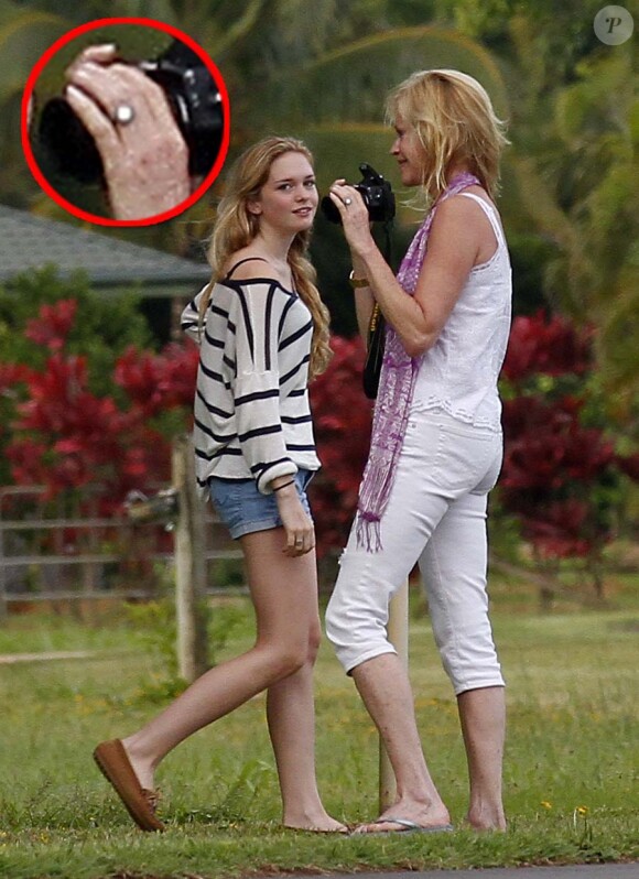 Melanie Griffith et sa fille Stella surprises en pleine séance photo le 22 juillet 2012 à Kauai à Hawaï