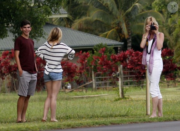 Melanie Griffith et sa fille Stella amusées par la situation face aux photographes le 22 juillet 2012 à Kauai à Hawaï
