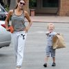 Minnie Driver et son fils Henry, trois ans et demi, quittent un restaurant à Malibu, le dimanche 22 juillet 2012.