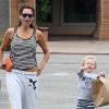 Minnie Driver et son fils Henry, trois ans et demi, quittent un restaurant à Malibu, le dimanche 22 juillet 2012.