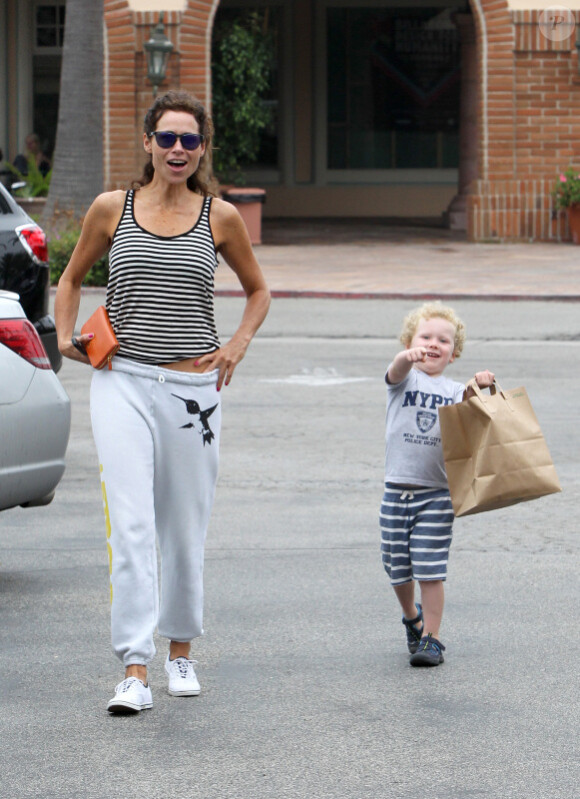 Minnie Driver et son fils Henry, trois ans et demi, quittent un restaurant à Malibu, le dimanche 22 juillet 2012.