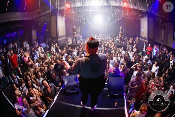 Beth Ditto déchaînée sur la scène du Gotha Club, à Cannes, le 19 juillet 2012.