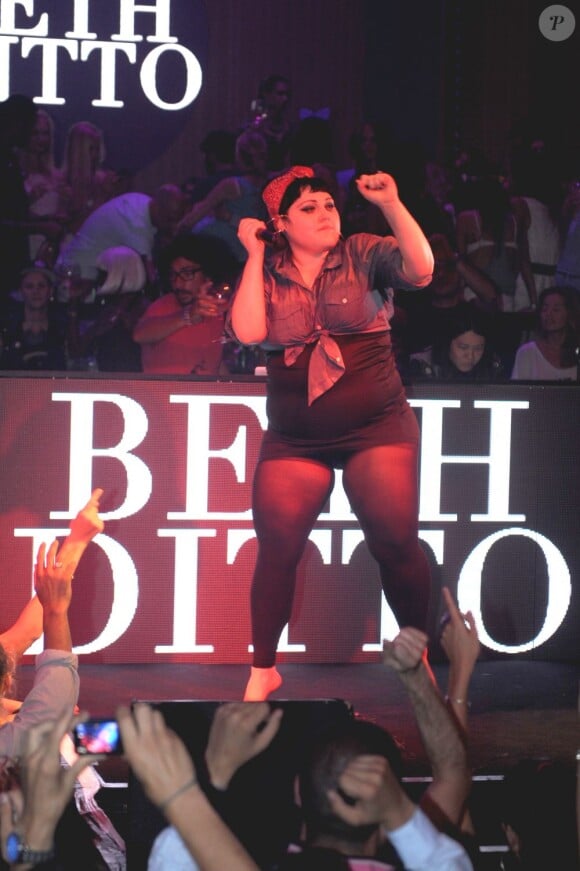 Beth Ditto déchaînée sur la scène du Gotha Club, à Cannes, le 19 juillet 2012.