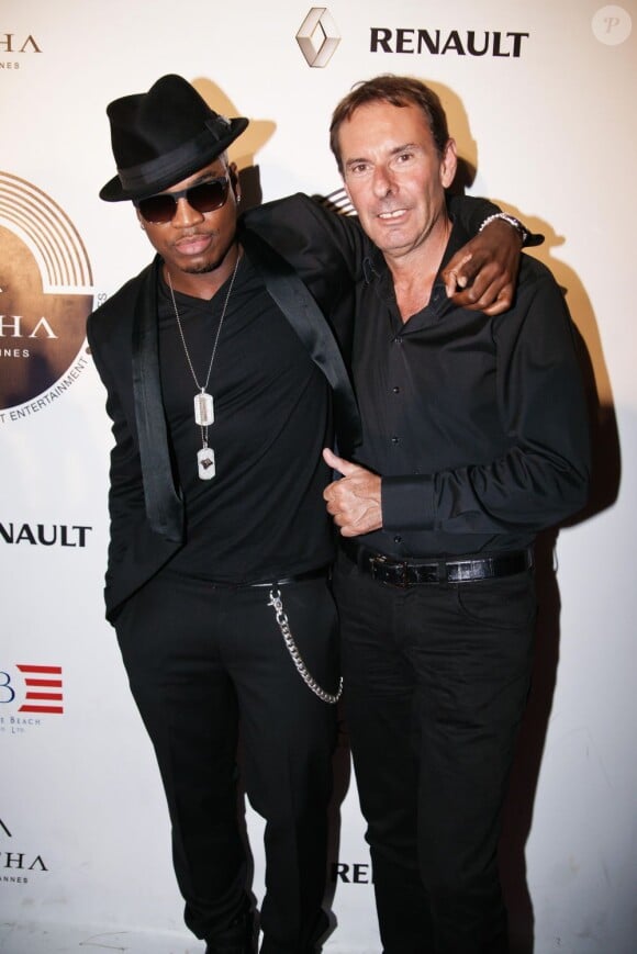 Ne-Yo accueilli par Patrick Tartary, propriétaire du Gotha Club, à Cannes, le 21 juillet 2012.