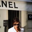 Victoria Beckham sort de la boutique Chanel rue Cambon à Paris le 23 juillet 2012