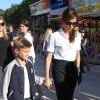Victoria Beckham tente de passer incognito dans les rues de Paris avec son fils Roméo le 23 juillet 2012
