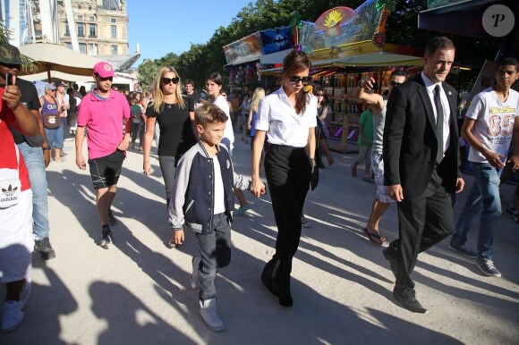 Victoria Beckham tente de passer incognito dans les rues de Paris avec son fils Roméo le 23 juillet 2012