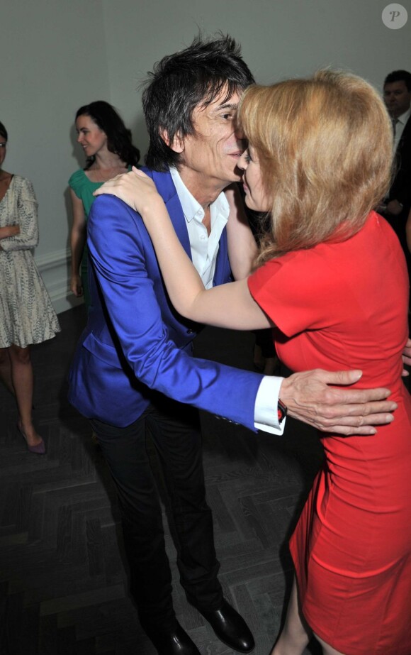 Kylie Minogue et Ronnie Wood au vernissage de l'exposition Warhol/Mauro à la galerie Halcyon, Londres, le 24 juillet 2012.