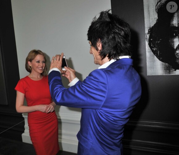 Ronnie Wood sous le charme de Kylie Minogue au vernissage de l'exposition Warhol/Mauro à la galerie Halcyon, Londres, le 24 juillet 2012.