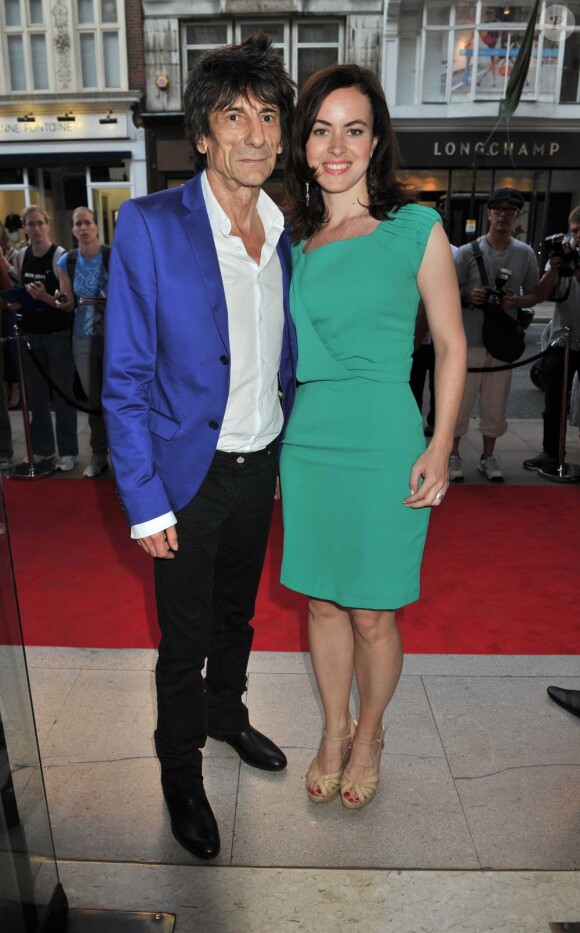 Ronnie Wood et sa compagne Sally Humphreys au vernissage de l'exposition Warhol/Mauro à la galerie Halcyon, Londres, le 24 juillet 2012.