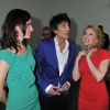 Kylie Minogue, Ronnie wood et Sally Humphreys au vernissage de l'exposition Warhol/Mauro à la galerie Halcyon, Londres, le 24 juillet 2012.