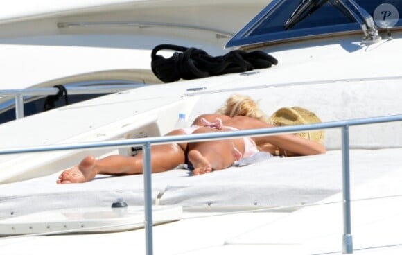 Victoria Silvstedt passe du bon temps lors de ses vacances à Saint-Tropez le 25 juillet 2012