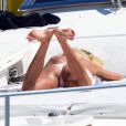 Victoria Silvstedt passe du bon temps lors de ses vacances à Saint-Tropez le 25 juillet 2012