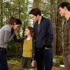 Kristen Stewart et Robert Pattinson dans Twilight - chapitre 5 : Révélation (2ème partie) avec Bella, Edward, leur fille Renesmée et leur ami Jacob