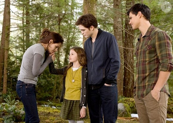 Kristen Stewart et Robert Pattinson dans Twilight - chapitre 5 : Révélation (2ème partie) avec Bella, Edward, leur fille Renesmée et leur ami Jacob