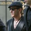John Galliano dévasté lors des obsèques de son ami Steven Robinson, à Paris, avril 2007.