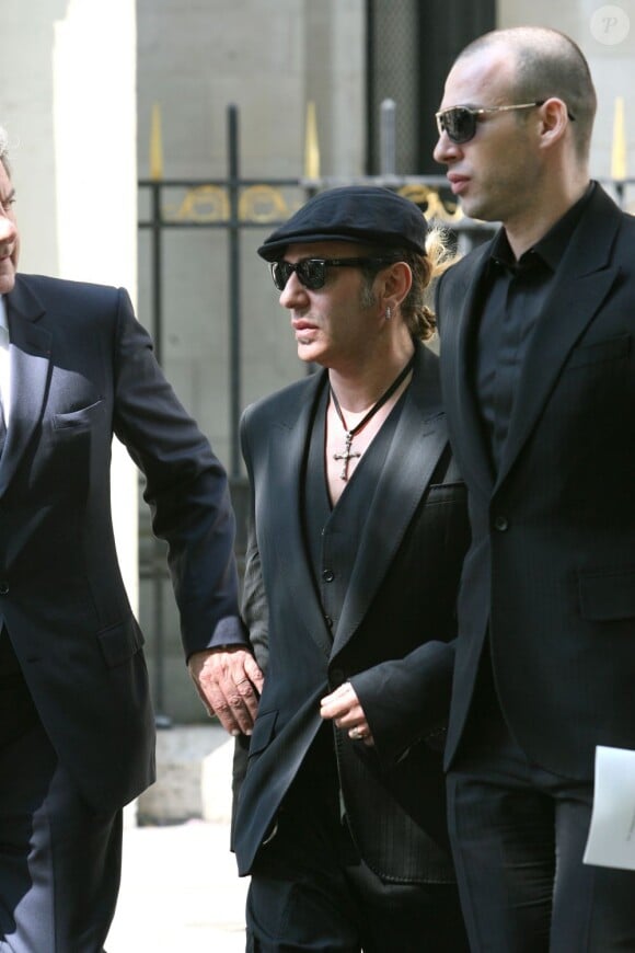 John Galliano dévasté lors des obsèques de son ami Steven Robinson, à Paris, avril 2007.
