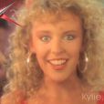 Kylie Minogue chante  The Loco-Motion  dans son premier clip, en 1987.