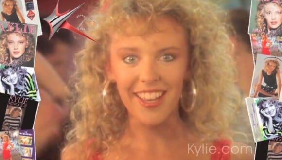 Kylie Minogue chante The Loco-Motion dans son premier clip, en 1987.