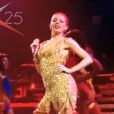 Kylie Minogue chante  The Loco-Motion  à l'occasion de son Showgirl Tour, en 2005.