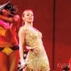 Kylie Minogue chante The Loco-Motion à l'occasion de son Showgirl Tour, en 2005.