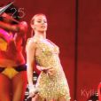 Kylie Minogue chante  The Loco-Motion  à l'occasion de son Showgirl Tour, en 2005.