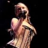 Kylie Minogue chante The Loco-Motion à l'occasion de son KylieFever Tour, en 2002.