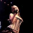 Kylie Minogue chante  The Loco-Motion  à l'occasion de son KylieFever Tour, en 2002.