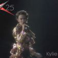 Kylie Minogue chante  The Loco-Motion  à l'occasion de son Let's do it Tour, en 1991.