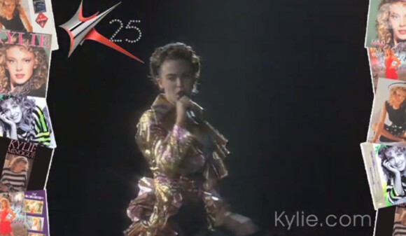 Kylie Minogue chante The Loco-Motion à l'occasion de son Let's do it Tour, en 1991.