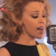 Kylie Minogue chante  The Loco-Motion  en 2012.