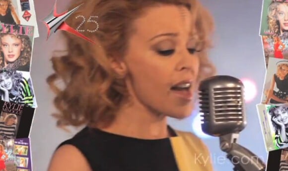Kylie Minogue chante The Loco-Motion en 2012.