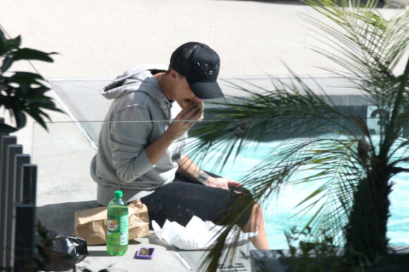Amber Rose : Très habillée pour passer l'après-midi à la piscine de son hôtel à Hollywood, Los Angeles, le 26 juillet 2012