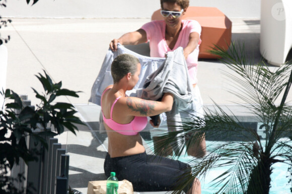 Amber Rose aurait-elle peur d'attraper froid à la piscine en plein soleil à Hollywood, Los Angeles, le 26 juillet 2012