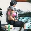 Amber Rose affiche des formes généreuses qu'elle tente de cacher alors qu'elle passe l'après-midi à son hôtel à Hollywood, Los Angeles, le 26 juillet 2012