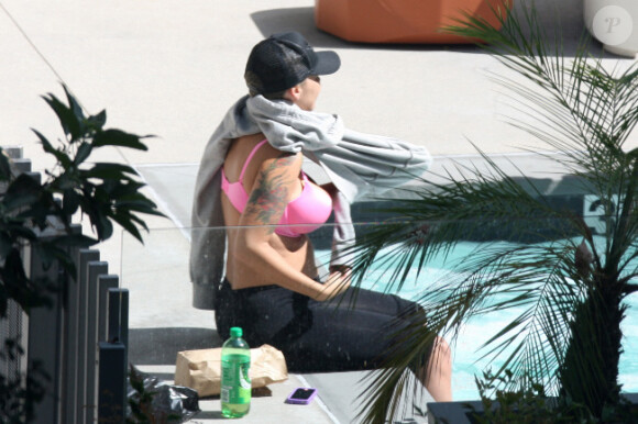 Amber Rose affiche des formes généreuses qu'elle tente de cacher alors qu'elle passe l'après-midi à son hôtel à Hollywood, Los Angeles, le 26 juillet 2012