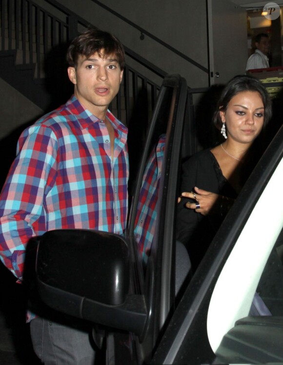 Mila Kunis et Ashton Kutcher ont passé un moment romantique au Duplex Restaurant, à Los Angeles. Jeudi 26 juillet 2012